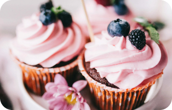 Cupcake de frutas del bosque y glaseado rosa-El bosque encantado