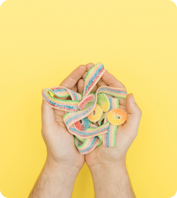 Golosinas-en-palmas-sobre-fondo-amarillo-El bosque encantado