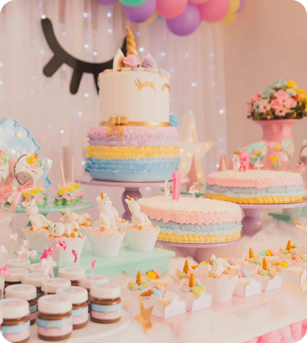 Imagen de mesa dulce en fiesta infantil con tartas y cupcake, chucherias, tarta de unicornio-El bosque encantado