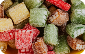 conjunto de golosinas de ladrillo con colores rojos, verdes y amarillos-El bosque encantado