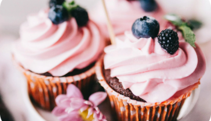 Cupcake de frutas del bosque y glaseado rosa-El bosque encantado