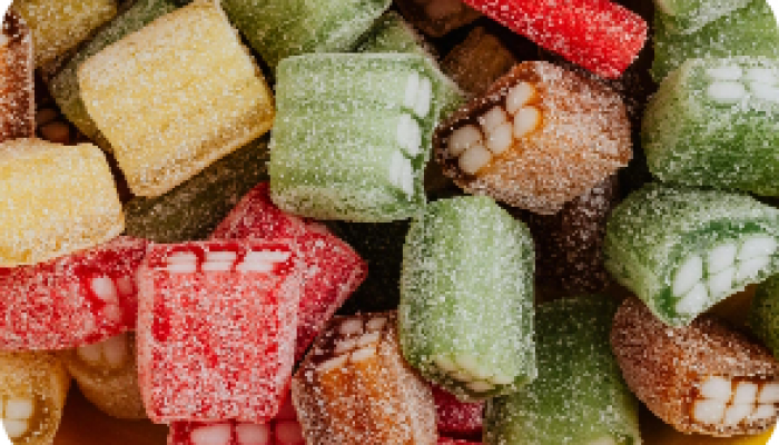 conjunto de golosinas de ladrillo con colores rojos, verdes y amarillos-El bosque encantado